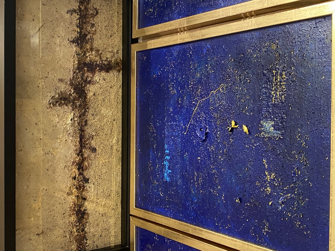 Cobalt and gold &mdash; exhibition view